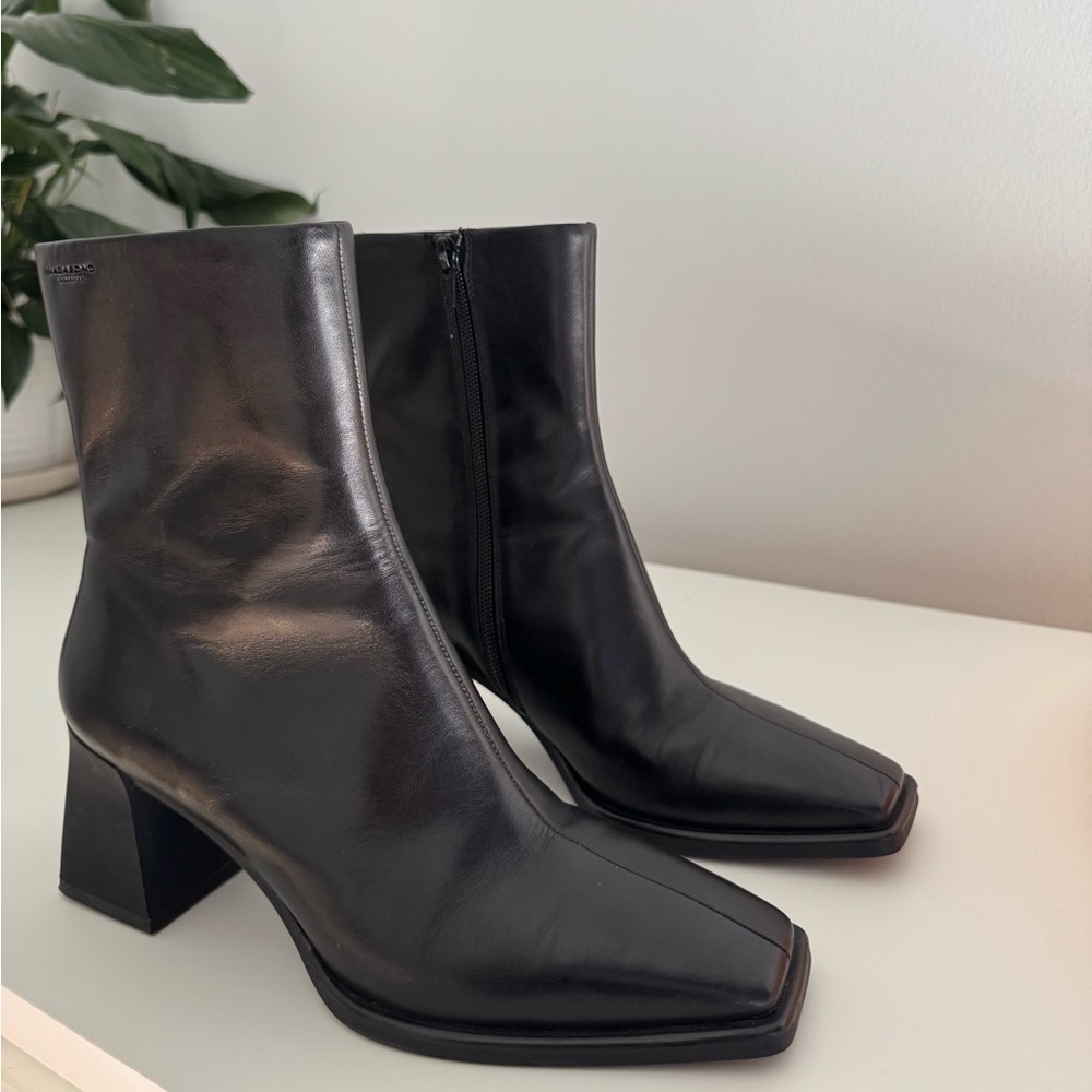 Vagabond Hedda leather boots 
The flared block heels measure 70 mm